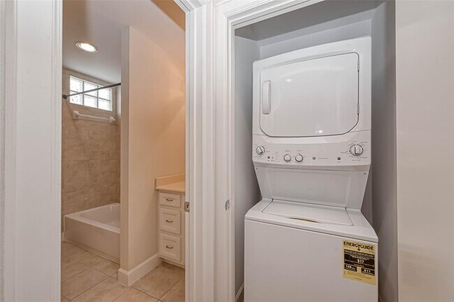 Building Photo - 2710 Hullsmith Dr