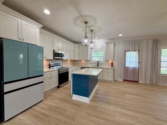 Building Photo - Newer-build Norfolk Home on Corner Lot