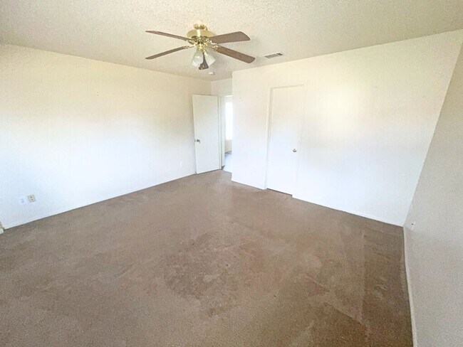 Building Photo - AVAILABLE NOW!