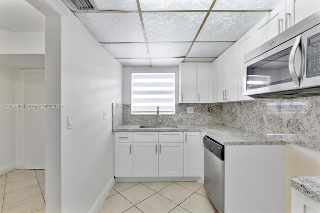 Building Photo - 9369 Fontainebleau Blvd