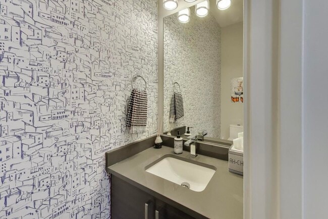 Building Photo - 1632 W Ohio St