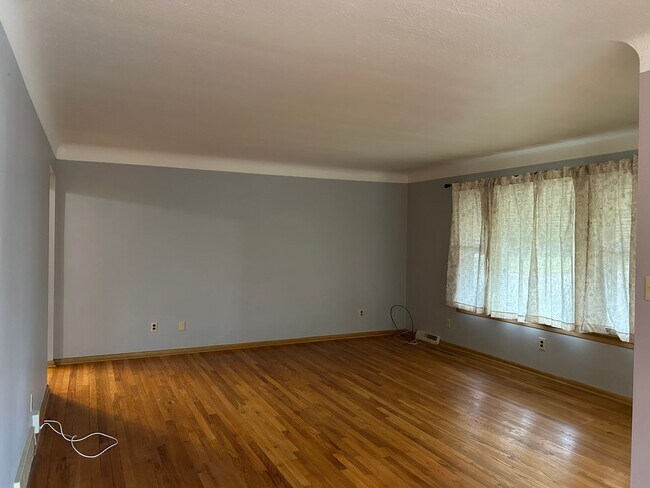 Building Photo - Brick Ranch for Rent in Mayfield HTS walking distance to Golden Gate Plaza