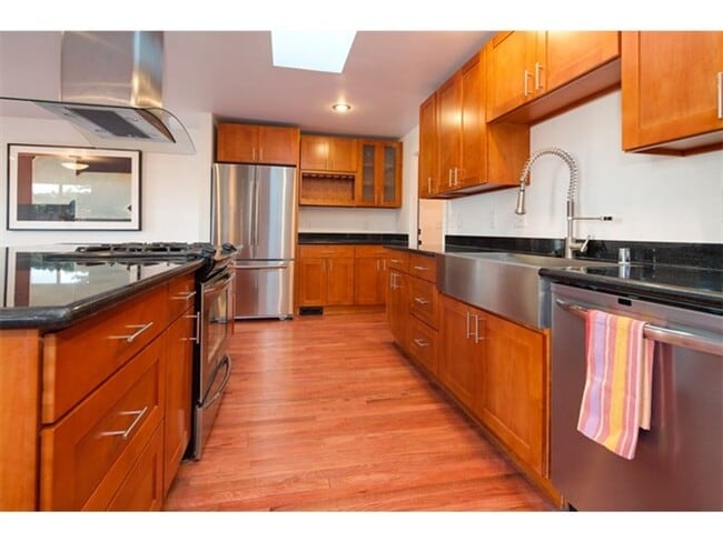 Building Photo - Incredible 3 Bed 2 Bath Madrona Home for L...
