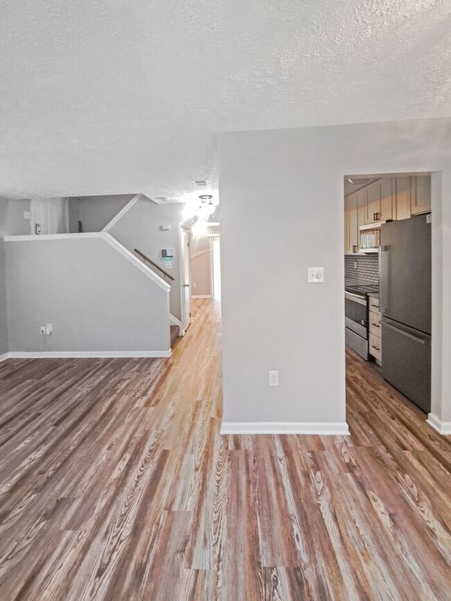 Building Photo - Gorgeous End Unit 2-Level Townhome in Wald...