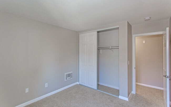 Building Photo - Lovely upstairs 2 bedroom Condo with Modern upgrades in Oceanside