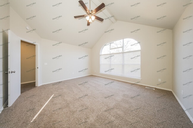 Building Photo - 818 Hunters Run