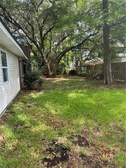 Building Photo - 306 Clover Dr
