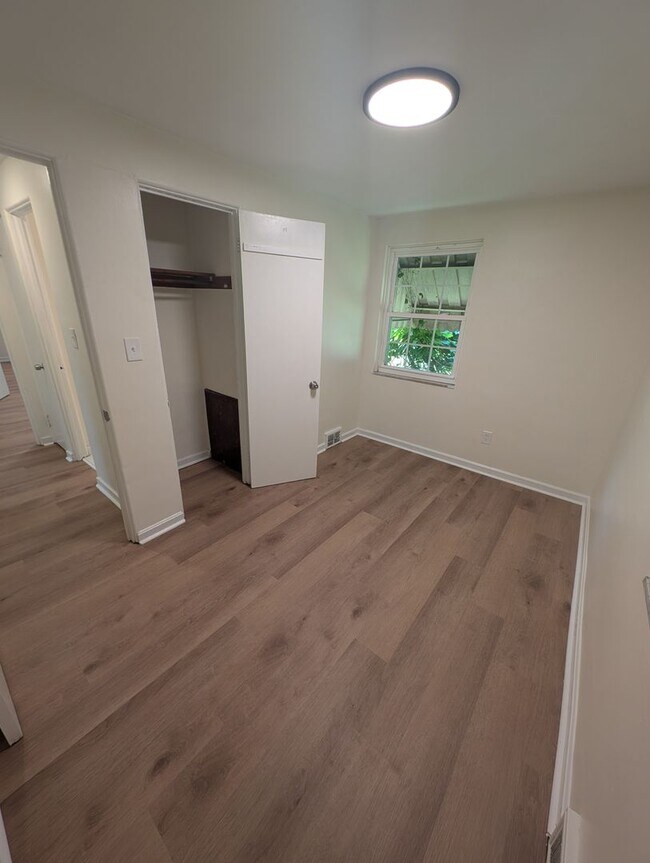 Building Photo - Newly Renovated 2Bd/2Bath Home with Bonus Room -- Available NOW!