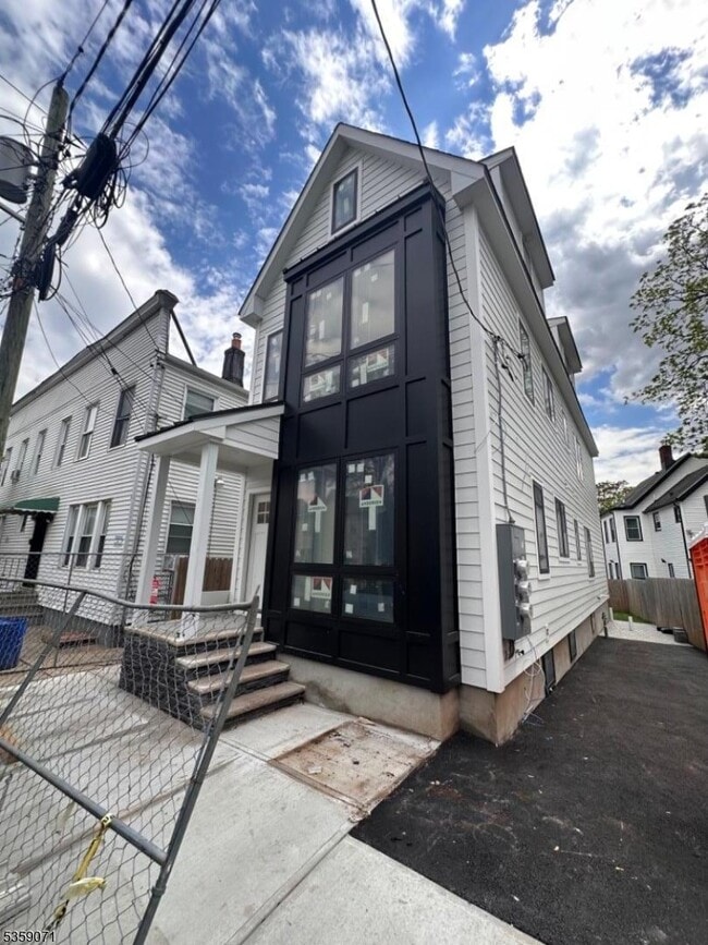 Primary Photo - 13 New St