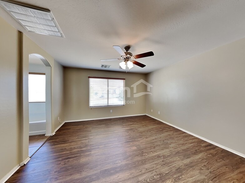 Building Photo - 99 S 165th Dr