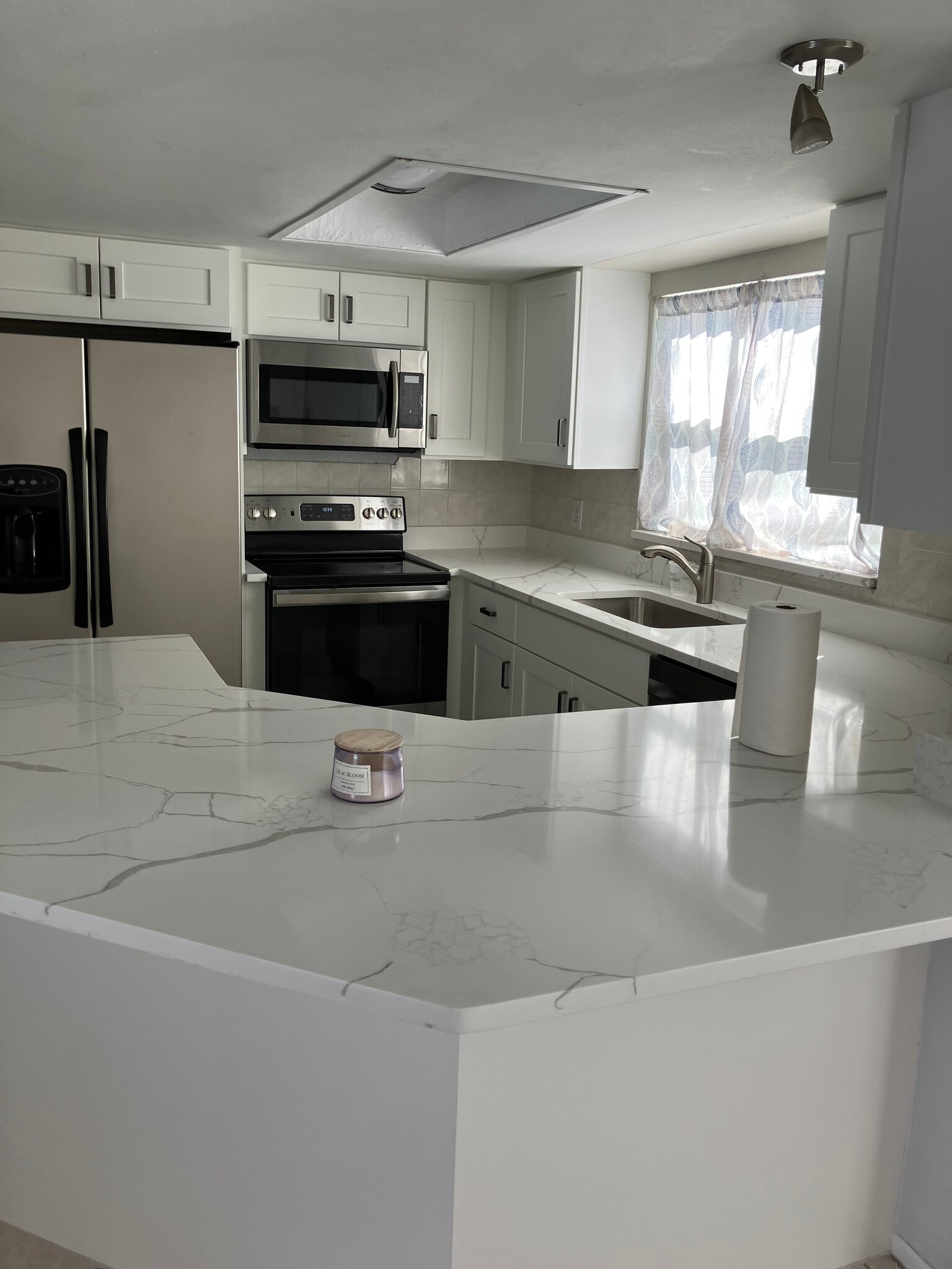 Completely remodeled kitchen - 9837 Marlinton Ln