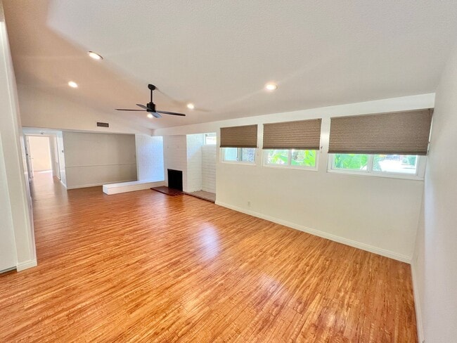 Building Photo - Spacious 3BR Single-Story Residence | Central Air, Fireplace, Private Backyard Retreat