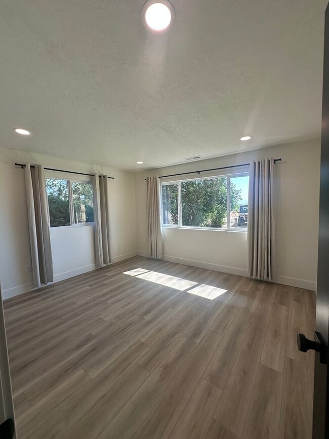 Building Photo - Style and Class....2 Bedroom, 1 bath , 1 C...