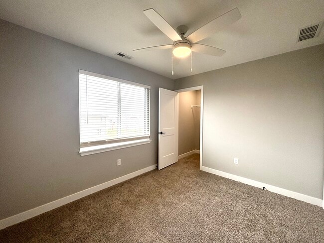 Building Photo - 1502 NE Savana Dr