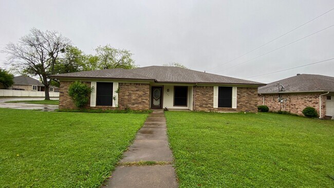Primary Photo - AVAILABLE NOW 3 BEDROOM 2 BATH HOME IN BUR...
