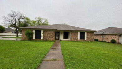Building Photo - AVAILABLE NOW 3 BEDROOM 2 BATH HOME IN BUR...