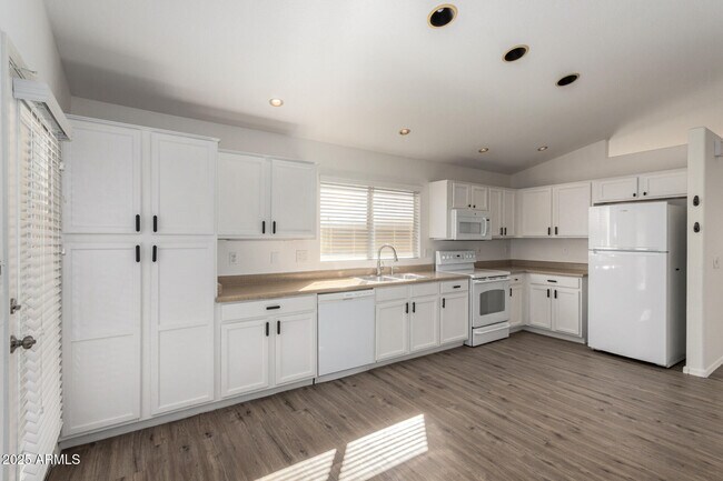 Building Photo - 1328 E Binner Dr