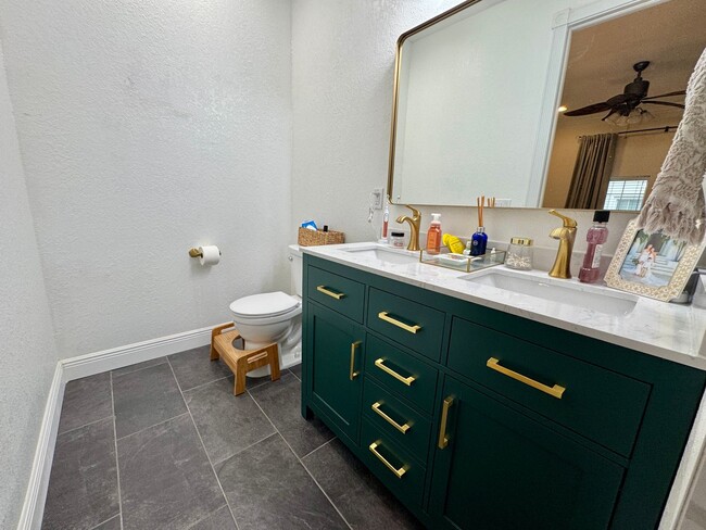 Building Photo - Updated 2 Bed 2.5 Bath Townhouse in A+ loc...