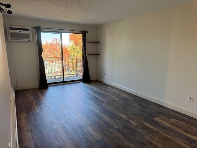 Building Photo - 136 Mammoth Rd