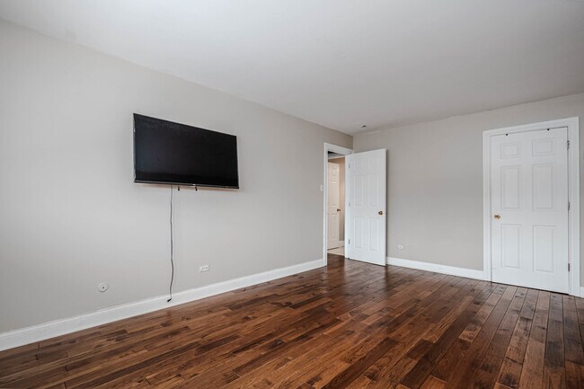 Building Photo - 685 E Fullerton Ave