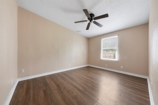 Building Photo - 15807 Cypress Garden Dr