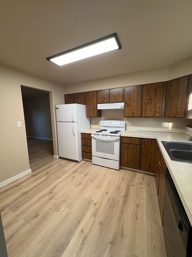 Building Photo - 2 Bed 2 bath off Durston Rd- Brand New Flo...