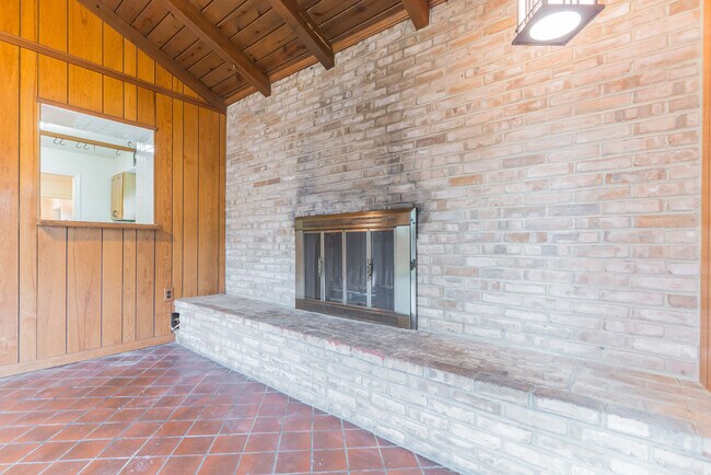 Building Photo - 9702 Bellevue Dr