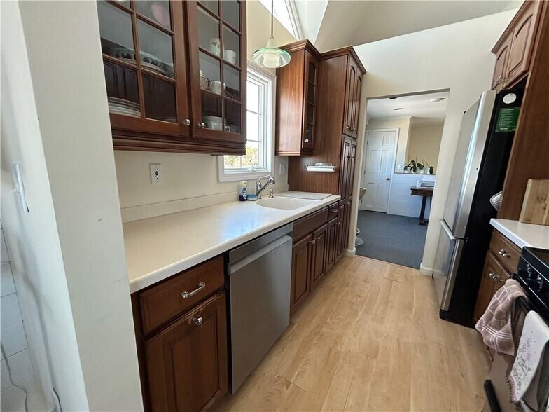 Building Photo - 67 Esmond Ave