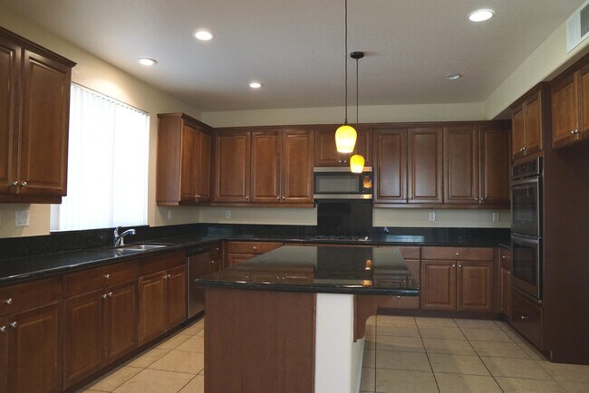 Building Photo - 35579 Domani Dr