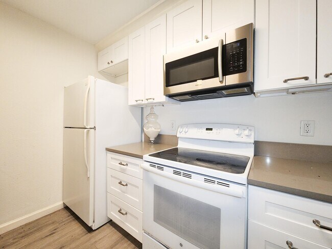 Building Photo - 3900 Woodchase Dr