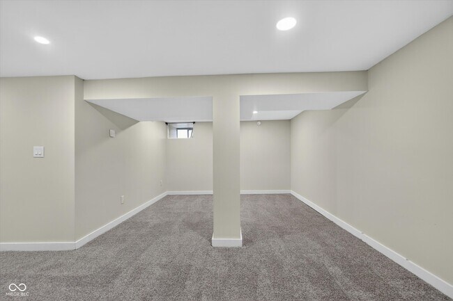 Building Photo - 320 W 39th St