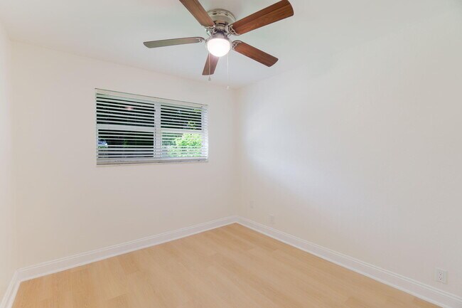 Building Photo - 2831 N Seacrest Blvd