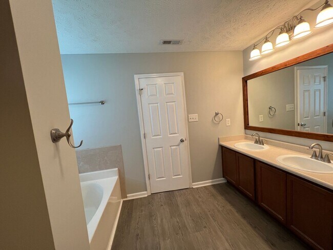 Building Photo - Lovely 3 Bed Home on Cul-de-sac
