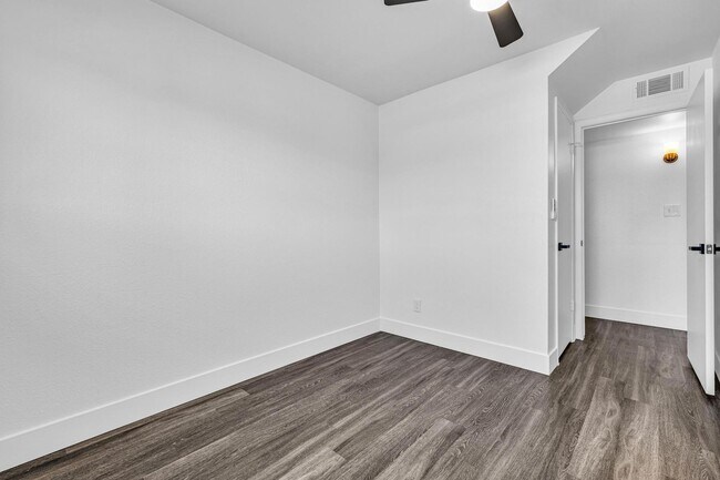 Building Photo - 6 bed/ 3.5 bath