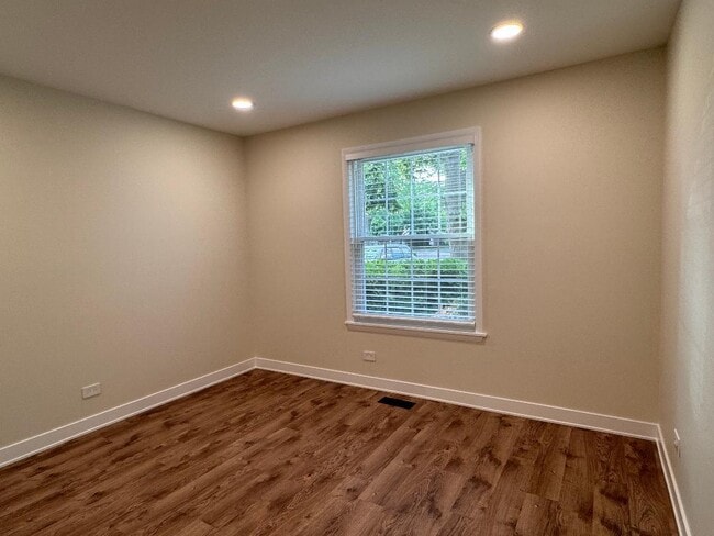 Building Photo - 205 Blossom Ct