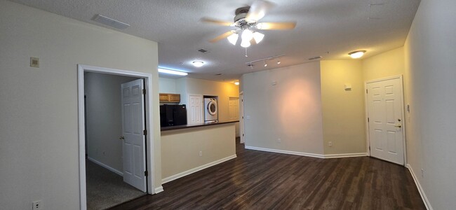 Building Photo - Willow Ridge - Ground Level Condo
