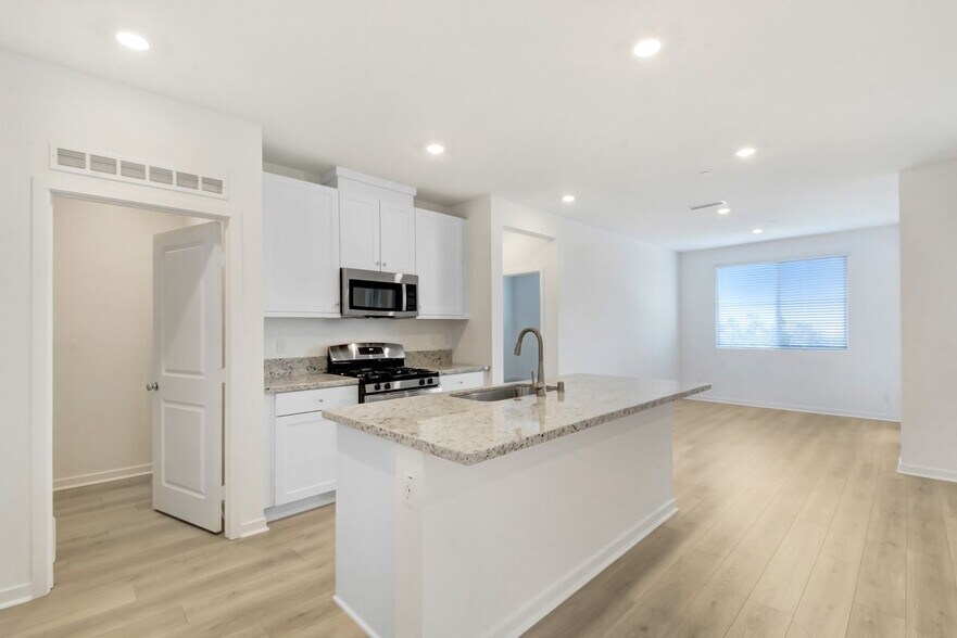 Building Photo - 4100 E Cir Paseo