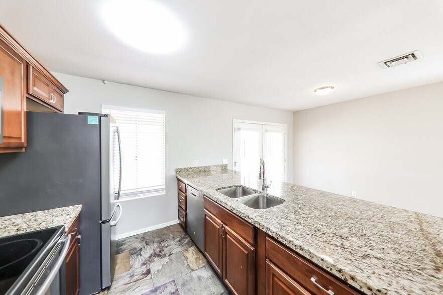 Building Photo - 3310 W Rose Garden Ln