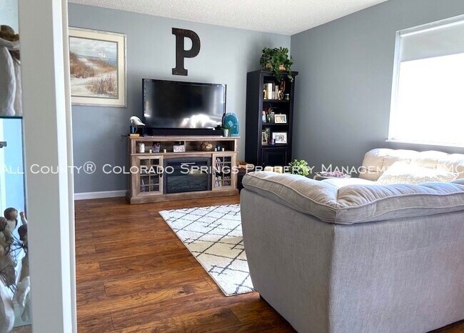 Building Photo - 5020 Wainwright Dr