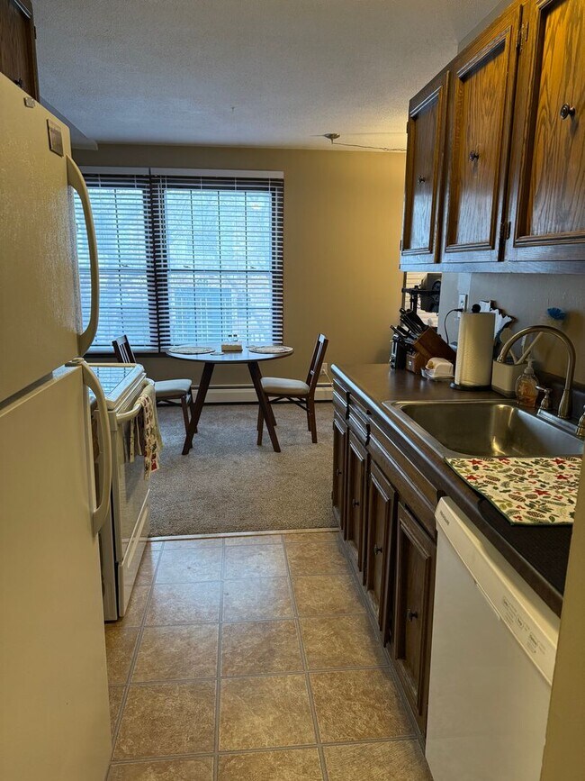 Building Photo - Spacious 2 bedroom in Hopkins