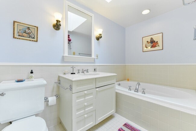 Building Photo - 14 Ash St