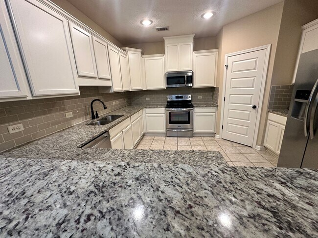 Building Photo - Towne House Living in the Center of the City! Call the office to schedule a tour!