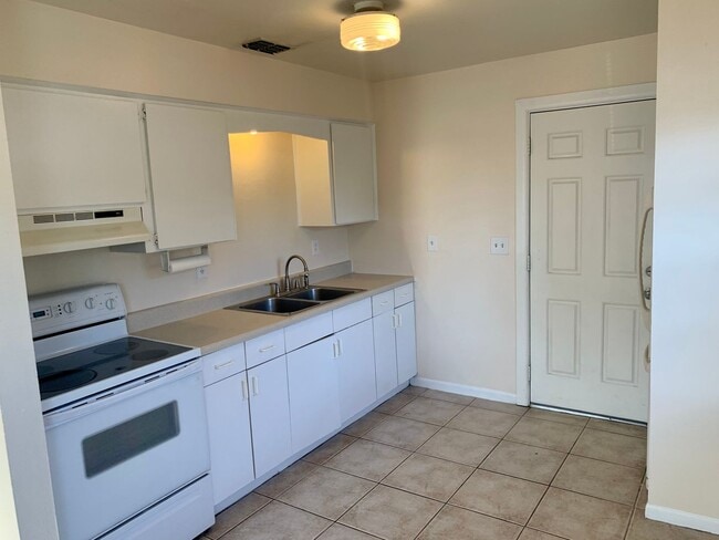 Building Photo - FANTASTIC LOCATION! 2 BEDROOM 1 BATH DUPLEX LOCATED IN PINELLAS PARK, FL.