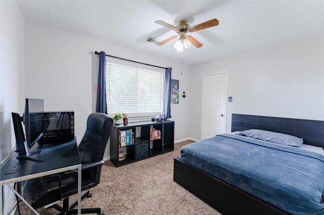 Building Photo - 3022 Norwich St