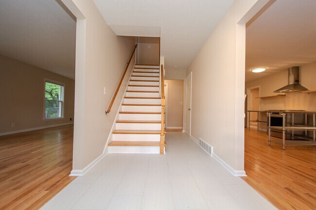 Building Photo - Recently Updated! 4 Bed/2.5 bath