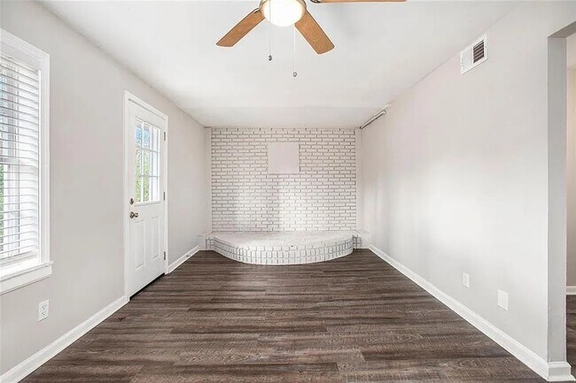 Building Photo - 2625 Crestdale Cir SE