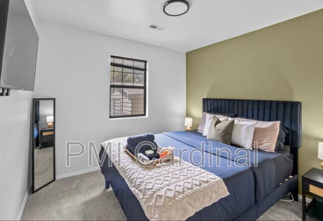 Building Photo - 2117 Wilson Ave