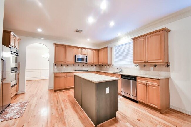 Building Photo - 845 Rosine St