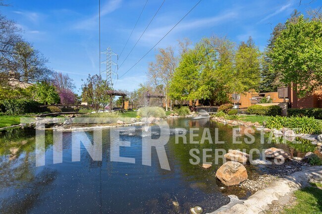 Building Photo - 730 Woodside Ln E