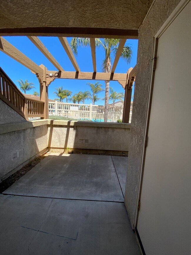 Building Photo - Centrally Located Downstairs Condo in the Oak Creek Villas